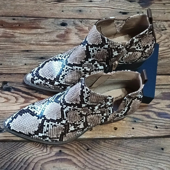 Cowgirlcore snakeskin embossed bootie w/ side cutout size 6 1/2 - Picture 4 of 9